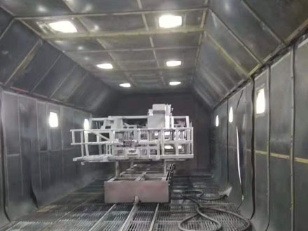 我司精心打造的Q76型號(hào)臺(tái)車(chē)式拋丸機(jī)近日成功交付客戶(hù)，并迅速投入生產(chǎn)使用，獲得客戶(hù)高度評(píng)價(jià)